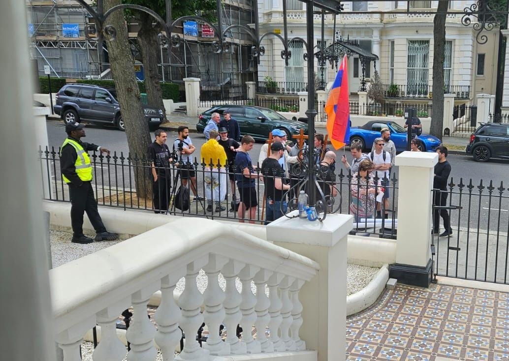 Azərbaycanlıların Londonda erməni etirazına CAVABI  - Foto/Video 