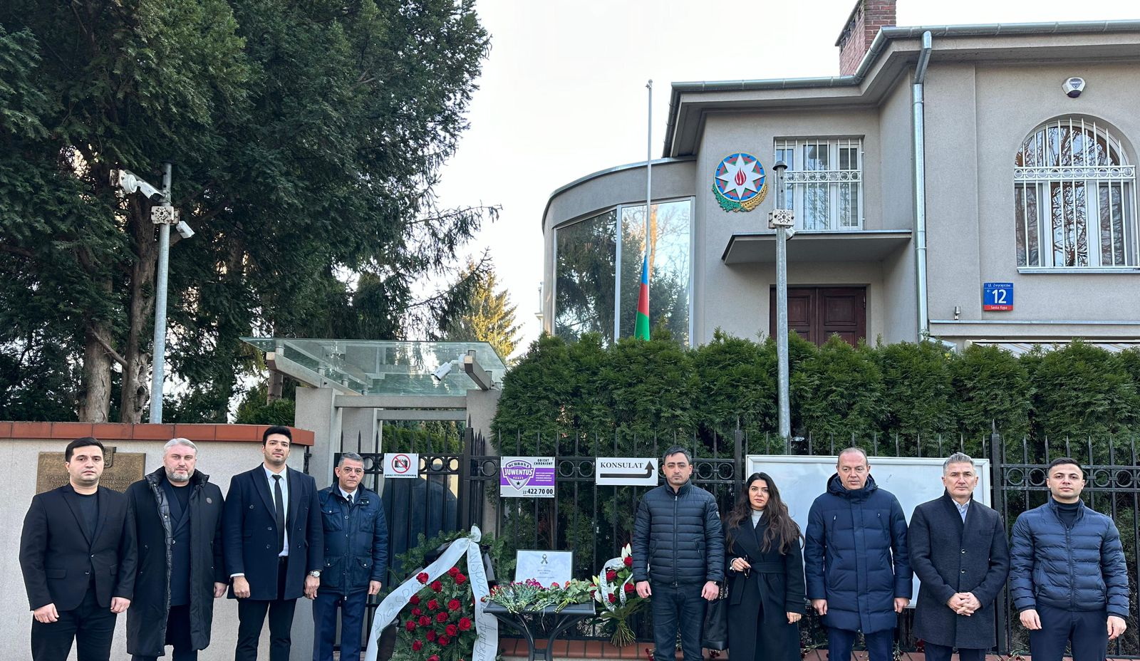 Polşa Azərbaycanlıları Şurası    səfirliyimizin önünə gül dəstələri qoydu