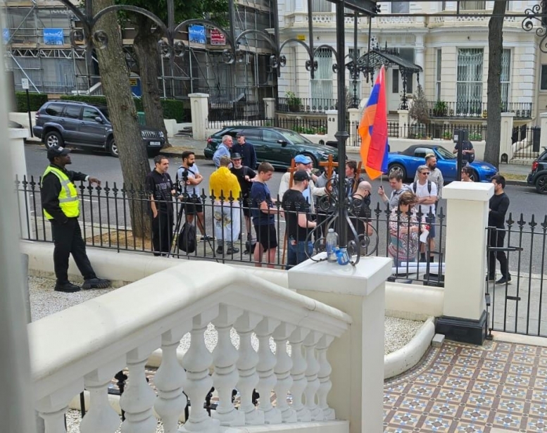 Azərbaycanlıların Londonda erməni etirazına CAVABI  - Foto/Video 