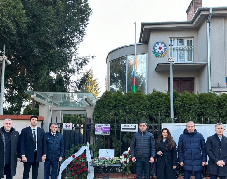 Polşa Azərbaycanlıları Şurası    səfirliyimizin önünə gül dəstələri qoydu